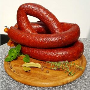 Unsere Knoblauchsalami sieht nicht nur lecker aus, sie schmeckt auch sehr lecker. Der Unterschied zu Discounterware im Geschmack ist deutlich.