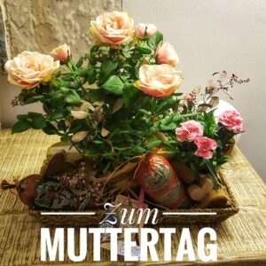 Ein schöner Wurstkorb dekoriert mit Blumen als Präsent zum Muttertag