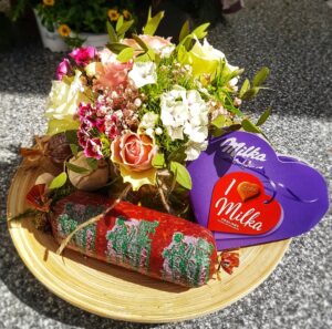 Schokolade und Salami kombiniert mit Blumen ist die beste Geschenkidee zum Muttertag
